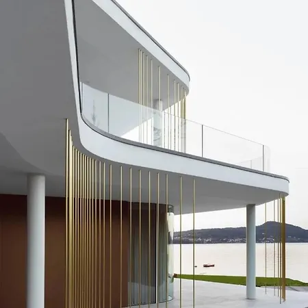 Di Lusso Sul Lago Maggiore Con Darsena Privata Lesa